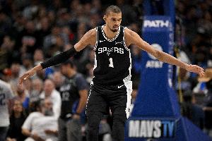 同级生！巴夫金：当文班穿大号选秀西装进来时我们就知道他是谁了