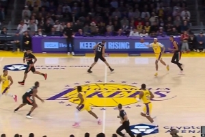 失误连连！海斯横传被巴恩斯抢断 福克斯反击两分轻松到手