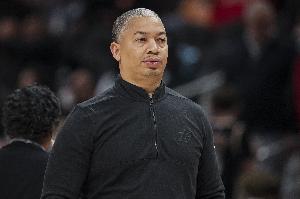 弗兰克：泰伦·卢既是联盟顶尖的主教练 又具备极强的适应力