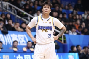 媒体人：赵睿赛后私下玩社媒 北京被核减了5万元的联赛分红有点冤