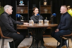 鲁尼打趣阿勒代斯：你去不去布莱克本执教，我跟你一起去