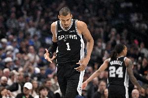 雷迪克：我们曾通过防守策略限制过文班 今天他打出了侵略性开局