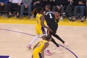 不惧体型差敢于对抗！布朗尼贴防造成文班亚马进攻犯规