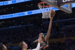 高度压制！文班错位单打肯纳德 碾到篮下转身单臂暴扣