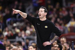 雷迪克：开场毫无防守被文班打爆 除了防守糟糕没啥总结的