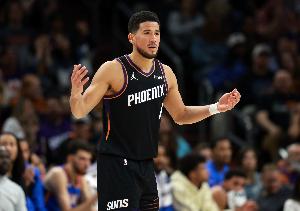 布克：很惊讶被邀请参加三分大赛 我代表球队三分投手们参赛