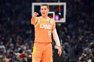 雨一直下！梅里尔再中2记三分 飙中9记三分轰32分创个人生涯新高