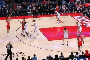 自信放光芒！谢泼德外线开火连中2记三分 帮助球队扩大领先