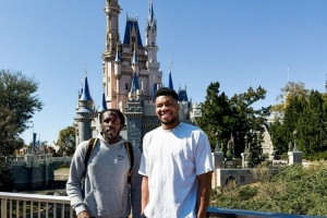 公费旅游！雄鹿客场打魔术 字母哥&普林斯两位伤员游玩迪士尼