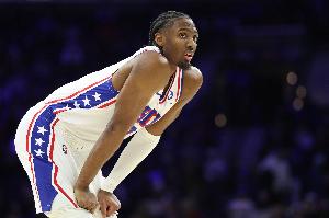 顶不住！马克西半场13中6拿到19分 正负值-23