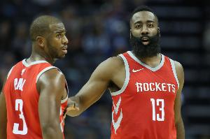 你生涯哪位队友训练最有可能迟到？保罗笑着回答：哈登😂