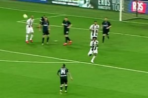 超级解压！国米官推晒纳因格兰蓝黑生涯最经典一粒进球🔥