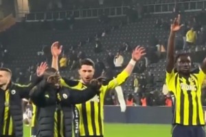 大家都爱坎特！坎特赛后和队友一起感谢球迷！