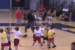 文班对湖人首节8分钟砍25分！球迷打趣：就像老詹和幼儿园小孩打球一样😂